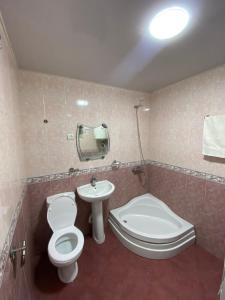 un bagno con un water e un lavandino di Ana House a Makhinjauri