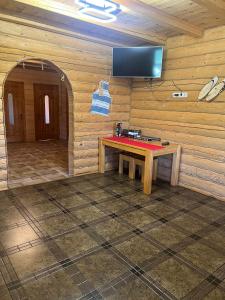 a room with a table in a log cabin at KOLO Котеджний комплекс in Tatariv +46 photos