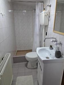Un baño de EXIT Apartment
