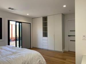 Postel nebo postele na pokoji v ubytování AC 2 Cozy Evergreen Home