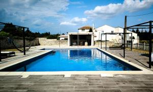 Photo de la galerie de l'établissement Superbe Mas en pierres de 350 m2 avec piscine pool house wifi parking gratuits, à Rochefort-du-Gard