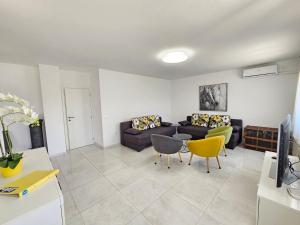 Posezení v ubytování DAMIR - apartment with Jacuzzi