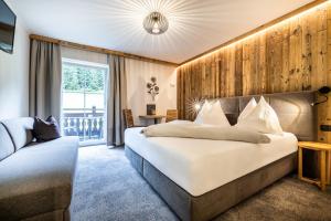 una camera da letto con un letto grande con una parete in legno di Wechslerhof a Flachau
