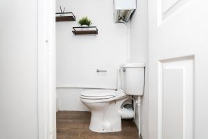 ピーブルスにある3 Bed House-Free Parkingの白いバスルーム(トイレ付)が備わります。