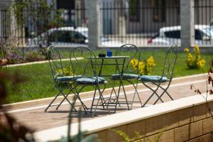 two chairs and a table with a drink on it at d'Eric Mamaia Nord in Mamaia Sat/Năvodari