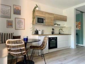 Cuisine ou kitchenette dans l'établissement Logement St Malo Centre - Emplacement idéal 20 min à pied Intra-Muros & grande plage du Sillon