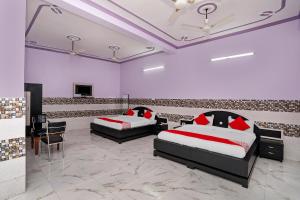Ένα ή περισσότερα κρεβάτια σε δωμάτιο στο Hotel O Chaitdeep Palace Lawn and Guest House +46 φωτογραφίες