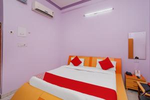 Ένα ή περισσότερα κρεβάτια σε δωμάτιο στο Hotel O Chaitdeep Palace Lawn and Guest House