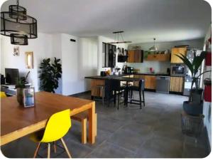 Kuchyň nebo kuchyňský kout v ubytování Chambre chez l'habitant