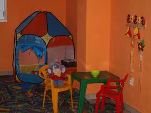 una sala de juegos para niños con una mesa y una tienda de campaña en Penzion Dominika, en Oravský Biely Potok