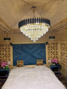 ein großer Kronleuchter in einem Raum mit zwei Stühlen in der Unterkunft Mir heritage in Srinagar