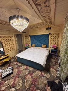 ein Schlafzimmer mit einem großen Bett und einem Kronleuchter in der Unterkunft Mir heritage in Srinagar