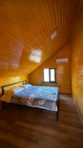 乔尔蓬阿塔Lake Villas Issyk-Kul Opening 2024的木天花板的客房内的一张床位 更多5张照片