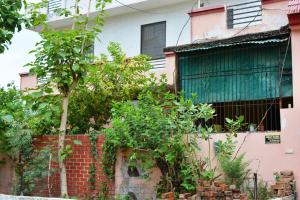 une maison avec une clôture et des arbres devant elle dans l'établissement sainkietan, à Jāmb