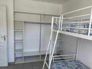 Μία ή περισσότερες κουκέτες σε δωμάτιο στο Maison proche du pont de l ile d Oléron