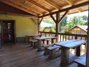 Reštaurácia alebo iné gastronomické zariadenie v ubytovaní Penzion Pohádka