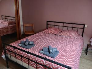 a bedroom with a bed with two blue towels on it at Les Hortensias in La Poultière