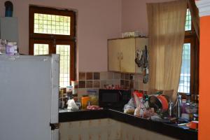 une cuisine avec un comptoir et un réfrigérateur dans l'établissement sainkietan, à Jāmb