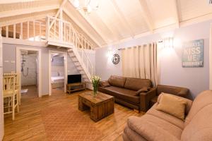 Χώρος καθιστικού στο בקתות ילוז של רשת לב הגולן - 6 צימרים מקסימים עם בריכה משותפת ליד הכנרת