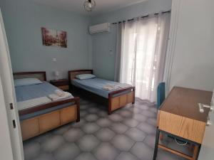 Postel nebo postele na pokoji v ubytování flower garden apartment