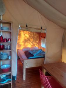 Postel nebo postele na pokoji v ubytování Glamping La Jonquille
