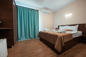 a bedroom with a bed with a green curtain at Vila Amir Vama Veche in Vama Veche