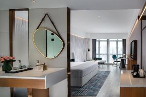 Postel nebo postele na pokoji v ubytování Huizhou Zhongkai Hi-Tech Zone Meihua Hotel