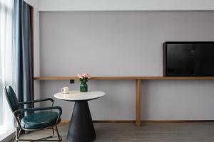 TV a/nebo společenská místnost v ubytování Huizhou Zhongkai Hi-Tech Zone Meihua Hotel