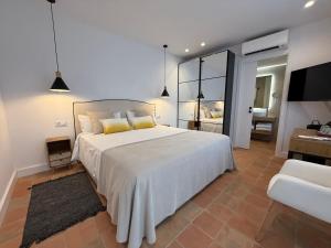 Un pat sau paturi într-o cameră la Hotel Convent de Begur