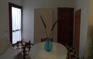 サンタ・テレーザ・ガッルーラにあるCase Vacanze Di Jakiの花瓶付きの部屋