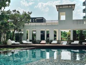 dom z basenem przed budynkiem w obiekcie The Cove Hillside Residence Ipoh by PLY Home w mieście Ipoh