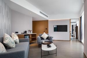TV a/nebo společenská místnost v ubytování Huizhou Zhongkai Hi-Tech Zone Meihua Hotel