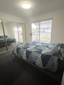 Katil atau katil-katil dalam bilik di Queen Room with Private Balcony - SW4