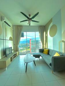 Μια τηλεόραση ή/και κέντρο ψυχαγωγίας στο Stylish 3BR Condo at The Zizz