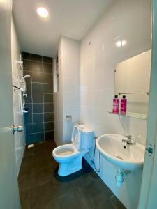 Ένα μπάνιο στο Stylish 3BR Condo at The Zizz