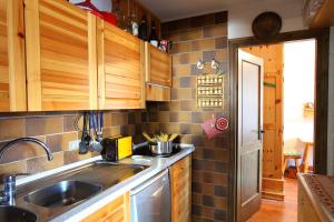una cucina con lavandino e piano di lavoro di Vista Livigno - Happy Rentals a Livigno