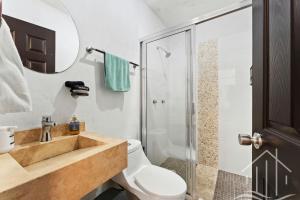 Koupelna v ubytování Promo!-Pool-Sleep 6-Near Beach & Water Park-Gated + 25 fotografií