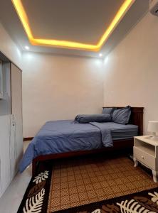 un dormitorio con una cama en una habitación en Villa Teras Asri Seminyak, en Denpasar