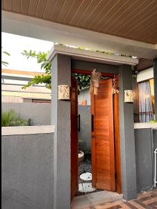 una puerta delantera de una casa con una puerta abierta en Villa Teras Asri Seminyak, en Denpasar