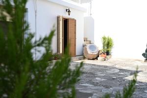 奥莫多斯ThemisHouse的白色的房子,有门,有植物