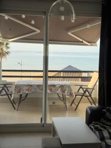 バルバテにあるApartamento Vista al mar primera en la playaのテーブルがあり海が見える部屋