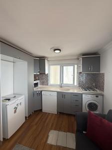Η κουζίνα ή μικρή κουζίνα στο Stunning Sea View Apartment with Spacious Terrace +16 φωτογραφίες