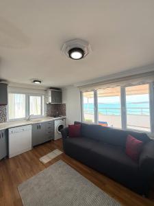 Η κουζίνα ή μικρή κουζίνα στο Stunning Sea View Apartment with Spacious Terrace