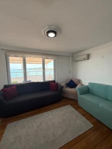 Χώρος καθιστικού στο Stunning Sea View Apartment with Spacious Terrace