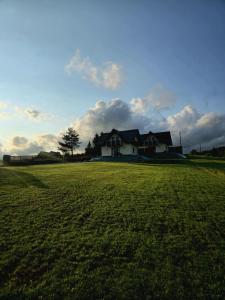 une maison au milieu d'une prairie dans l'établissement Zakątek Pod Gorcami, à Waksmund
