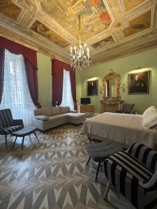 sala de estar con mesa, sillas y techo en Residenza d'epoca Palazzo Raffaele alla Maggiore, en Lamezia Terme 19 fotos más