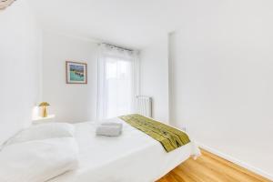 una camera da letto bianca con un letto grande e una finestra di T3 Terrasse parking Gare - Paris 30 min a Saint-Ouen-lʼAumône