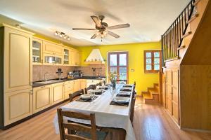 a kitchen with a table with chairs and a ceiling fan at Villa Angela e Giovanni in Vižinada