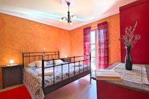 een slaapkamer met 2 bedden en een bureau met een vaas met bloemen bij Villa Angela e Giovanni in Vižinada