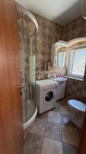 Un baño con lavadora y lavabo. en Villa Sunrise, en Herceg-Novi 26 fotos más